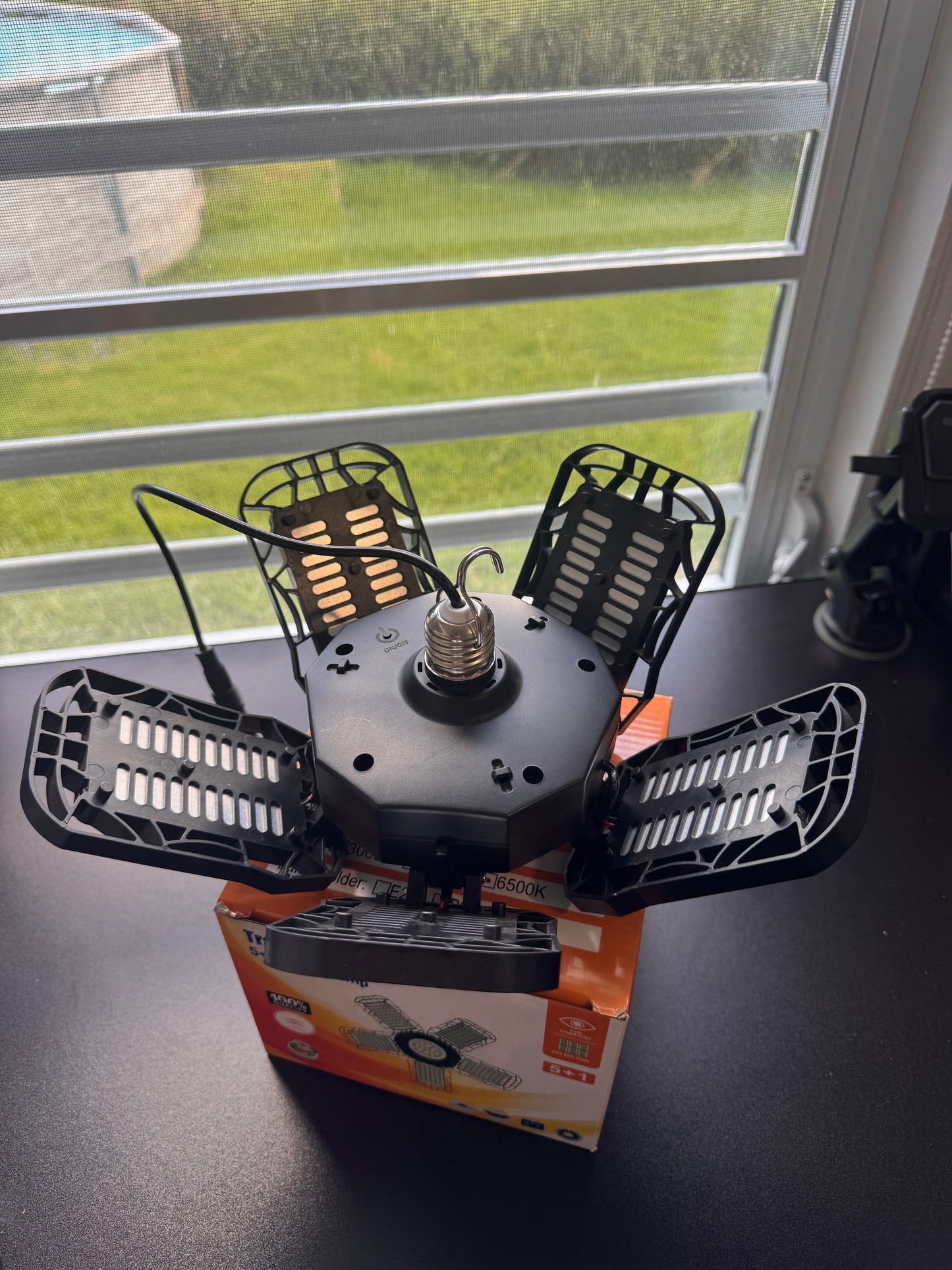 Foco Interior 150W & Placa solar 12W
