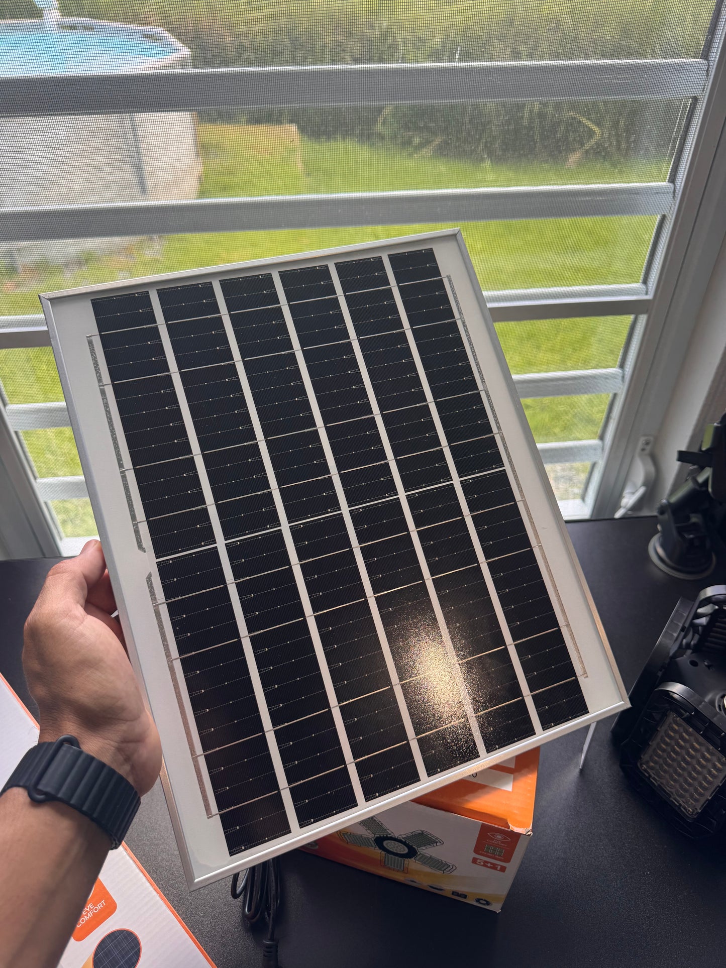 Foco Interior 150W & Placa solar 12W