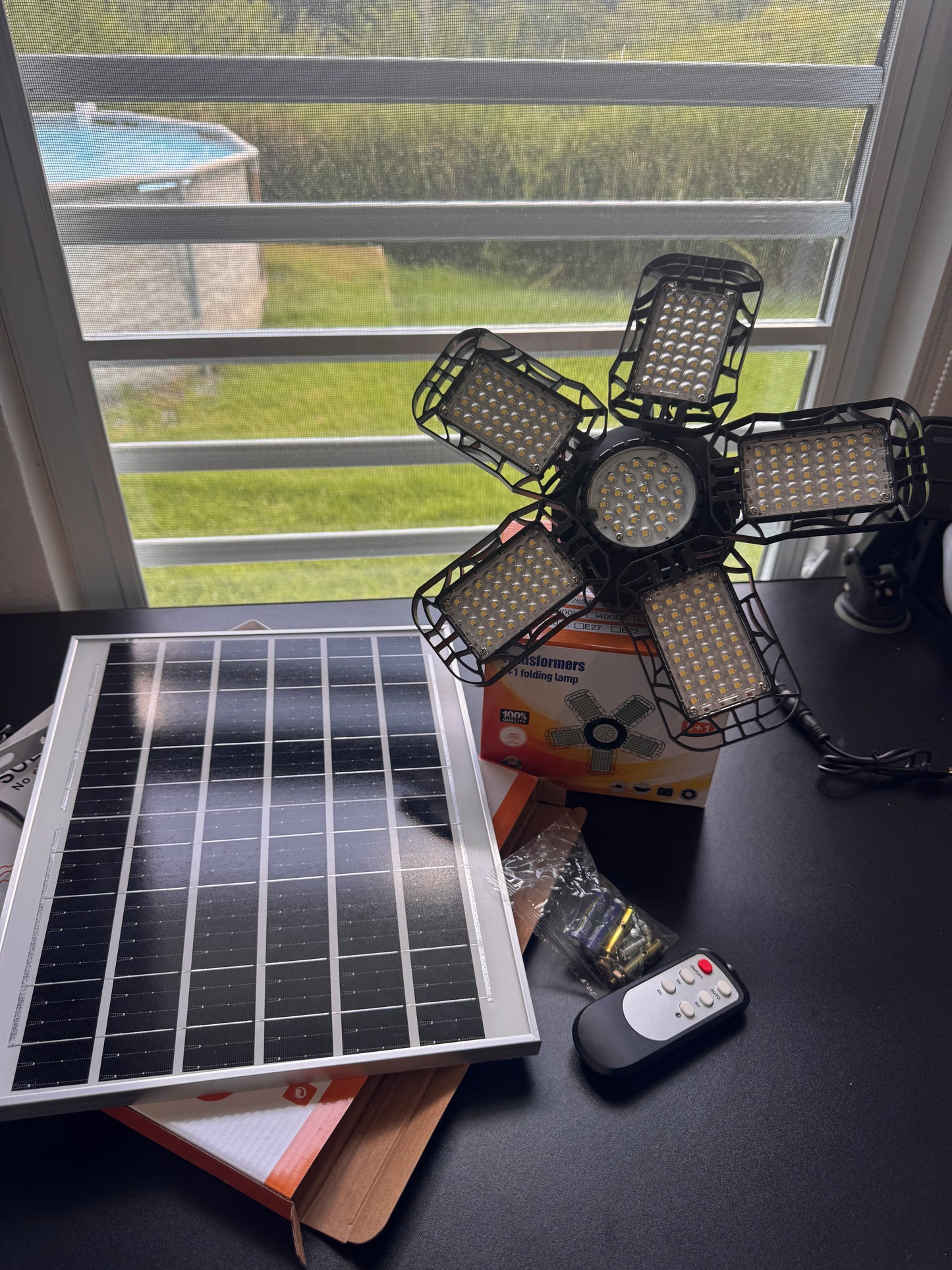 Foco Interior 150W & Placa solar 12W