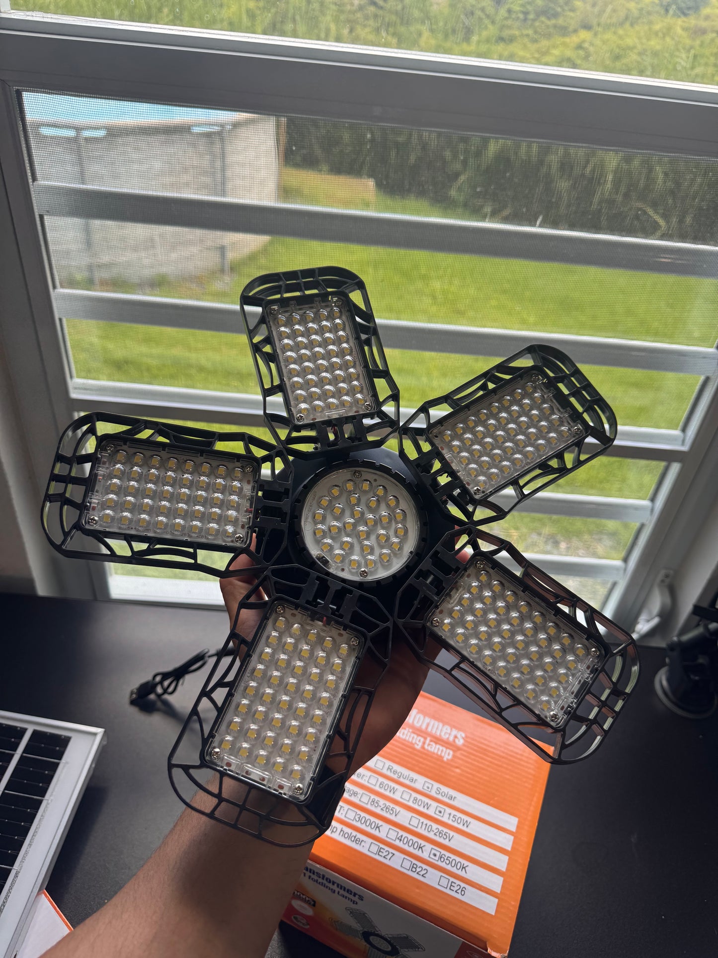 Foco Interior 150W & Placa solar 12W